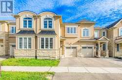16 NESS DRIVE | Richmond Hill Ontario | Slide Image Three