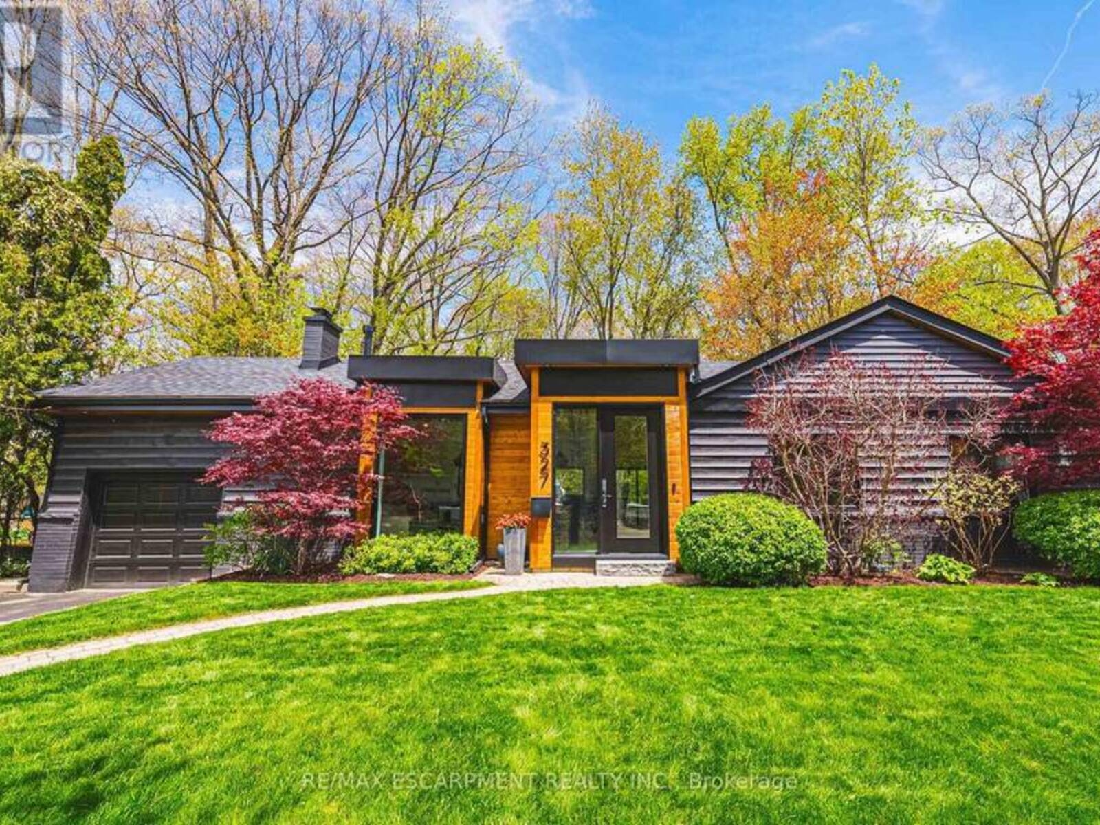 327 GOODRAM DRIVE, Burlington, Ontario L7L 2J9
