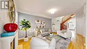 42 BOWKETT DRIVE | Richmond Hill Ontario | Slide Image Four
