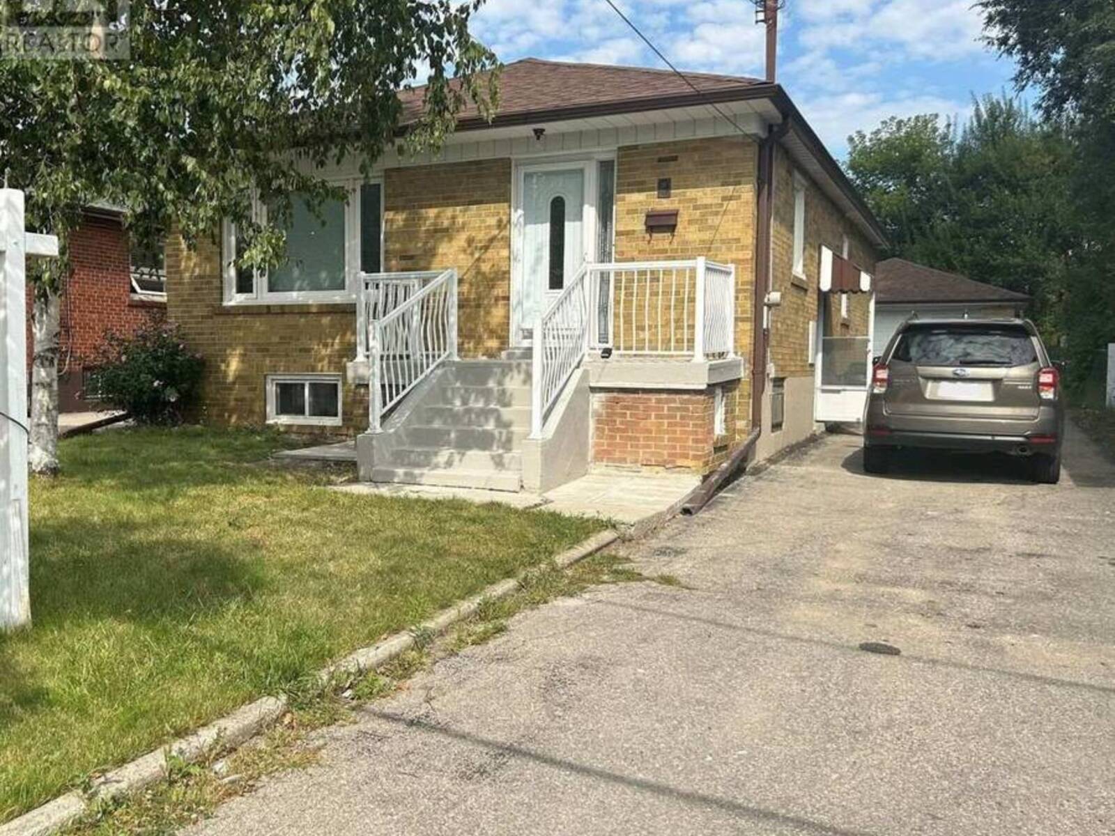 9 MACLEOD STREET, Toronto, Ontario M6L 2M7