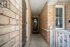 38 MINLOW WAY | Aurora Ontario | Slide Image Two