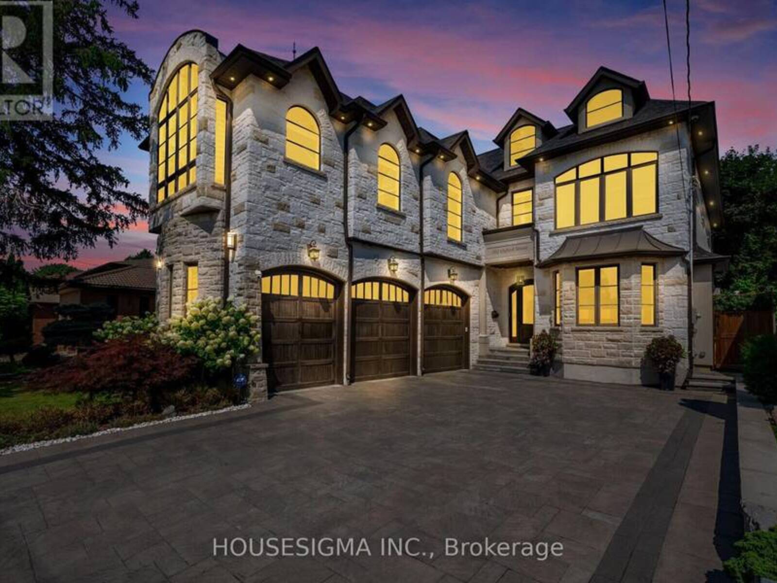 102 OXFORD STREET, Richmond Hill, Ontario L4C 4L5