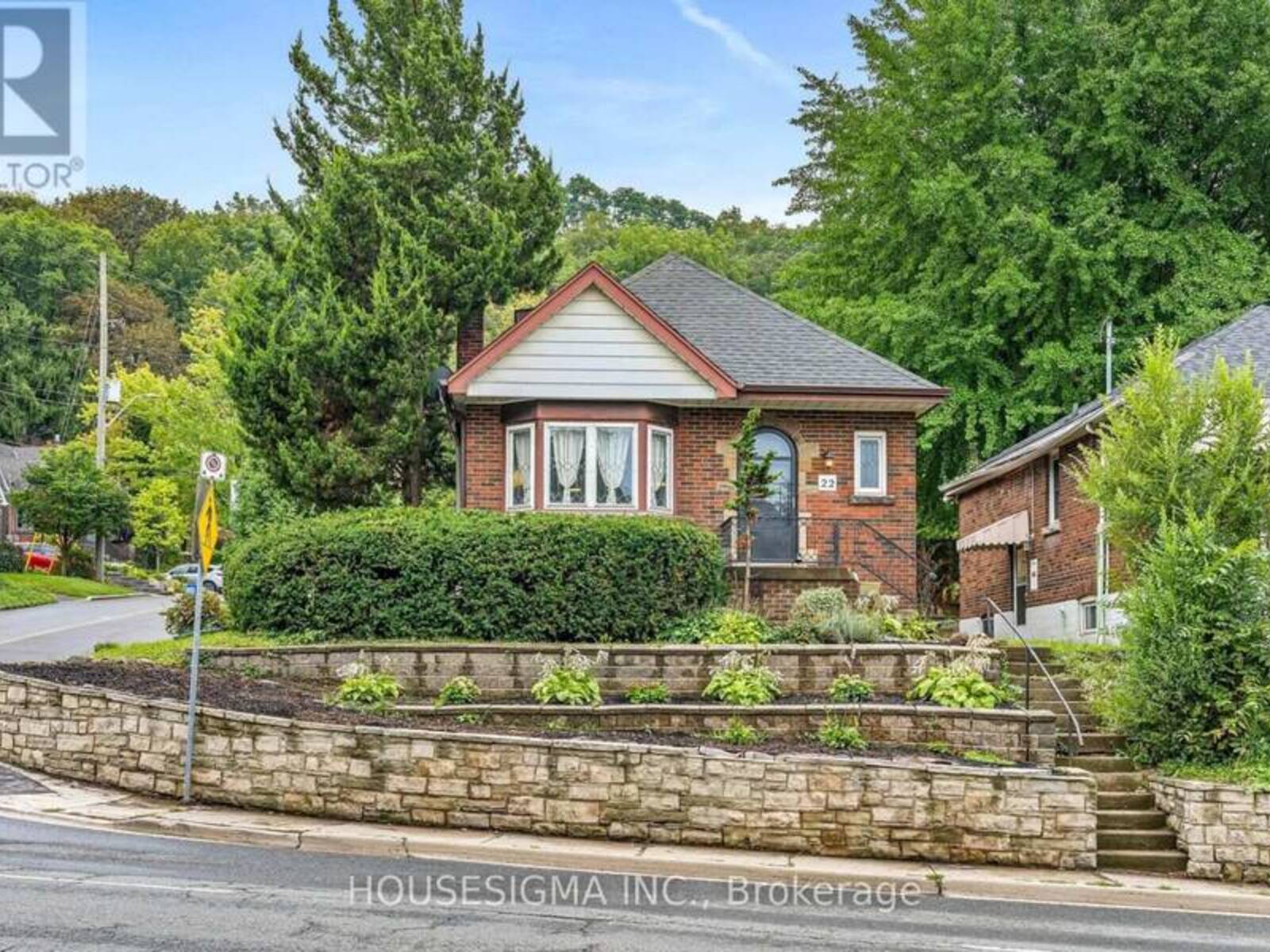 22 ARKLEDUN AVENUE, Hamilton, Ontario L8N 2H7
