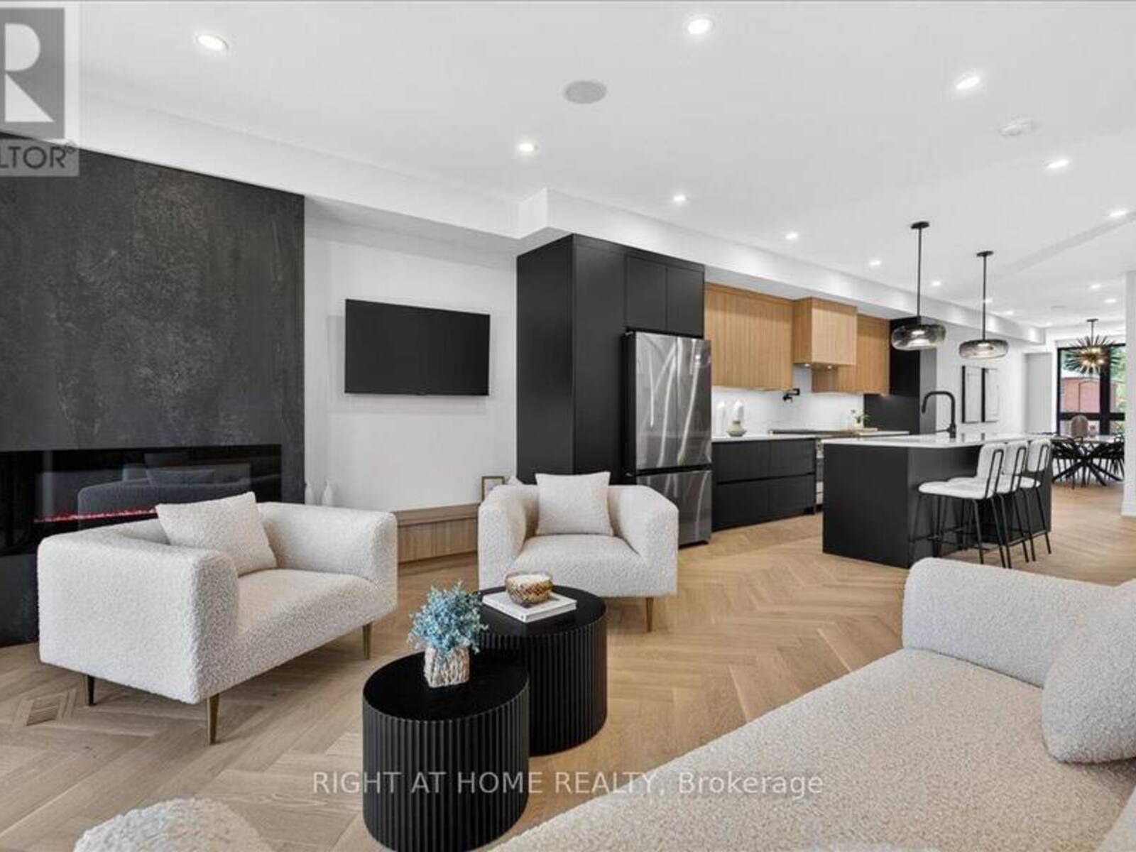 15B ROSEMEADE AVENUE, Toronto, Ontario M8Y 3A2