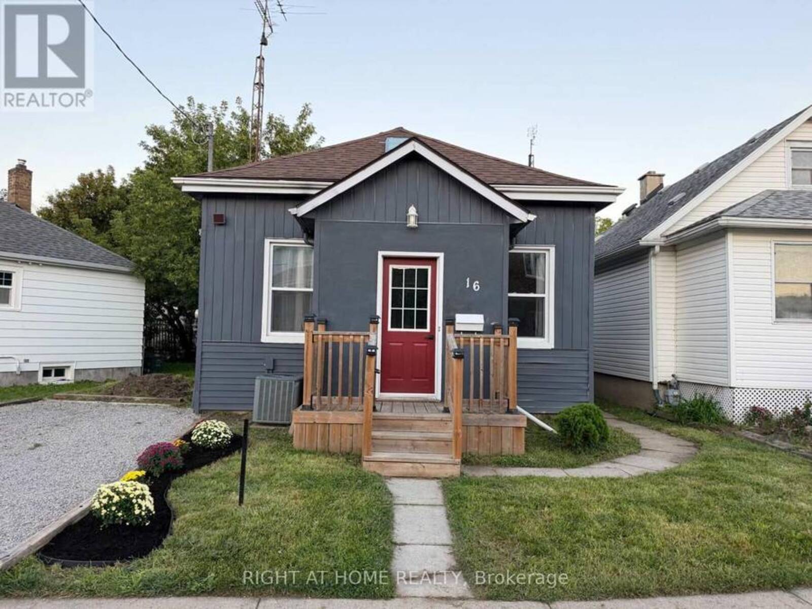 16 EAST STREET E, St. Catharines, Ontario L2R 3Y8