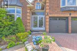 449 ALEX DONER DRIVE | Newmarket Ontario | Slide Image Three