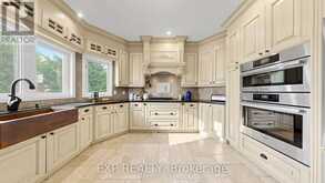 36 MAPLEHYRN AVENUE | East Gwillimbury Ontario | Slide Image Twelve