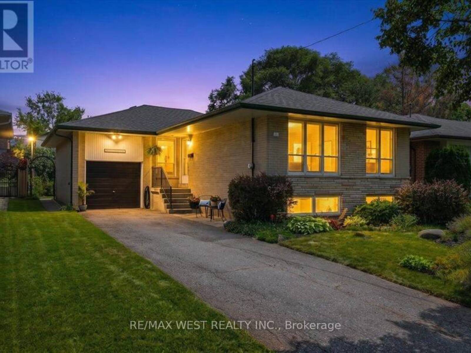 19 DECARIE CIRCLE, Toronto, Ontario M9B 3H6