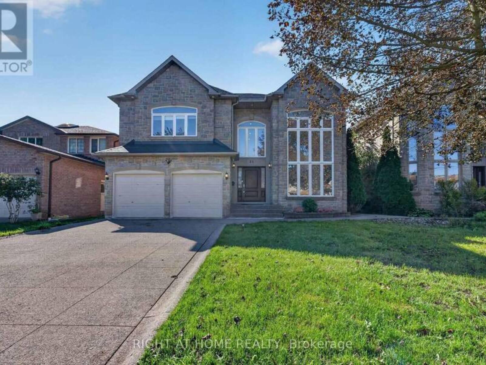 23 MACKAY DRIVE, Richmond Hill, Ontario L4C 6N9