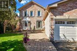 24 GRAND FOREST DRIVE | Barrie Ontario | Slide Image Three