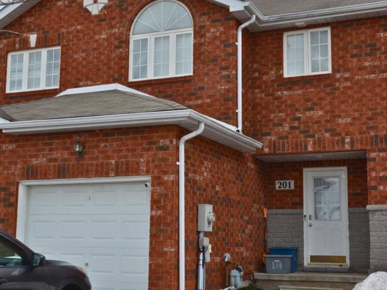 201 STANLEY STREET, Barrie, Ontario L4M 6X9
