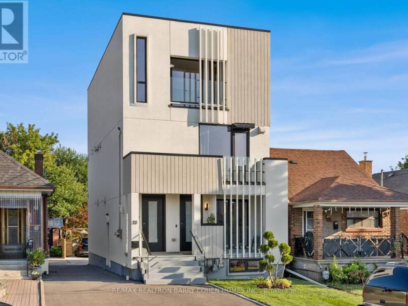 33 LANARK AVENUE, Toronto, Ontario M6C 2B5
