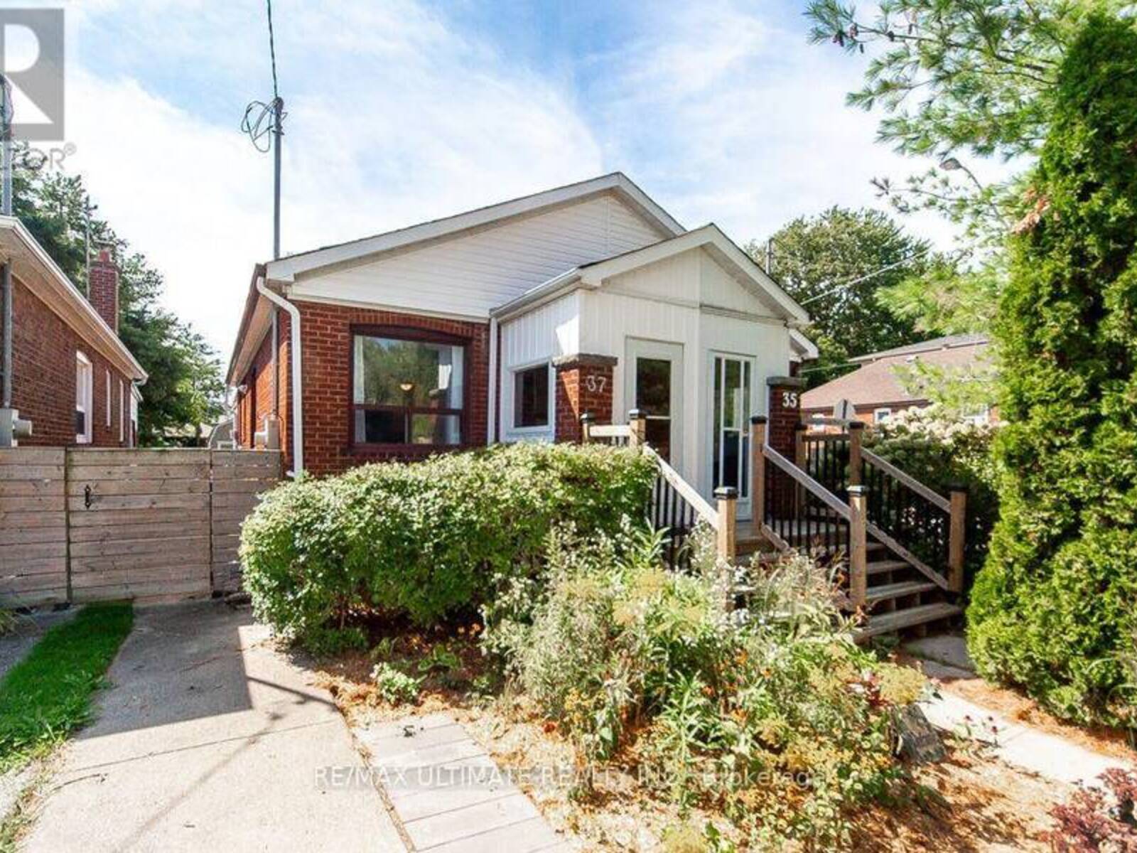 37 GOWAN AVENUE, Toronto, Ontario M4K 2C8
