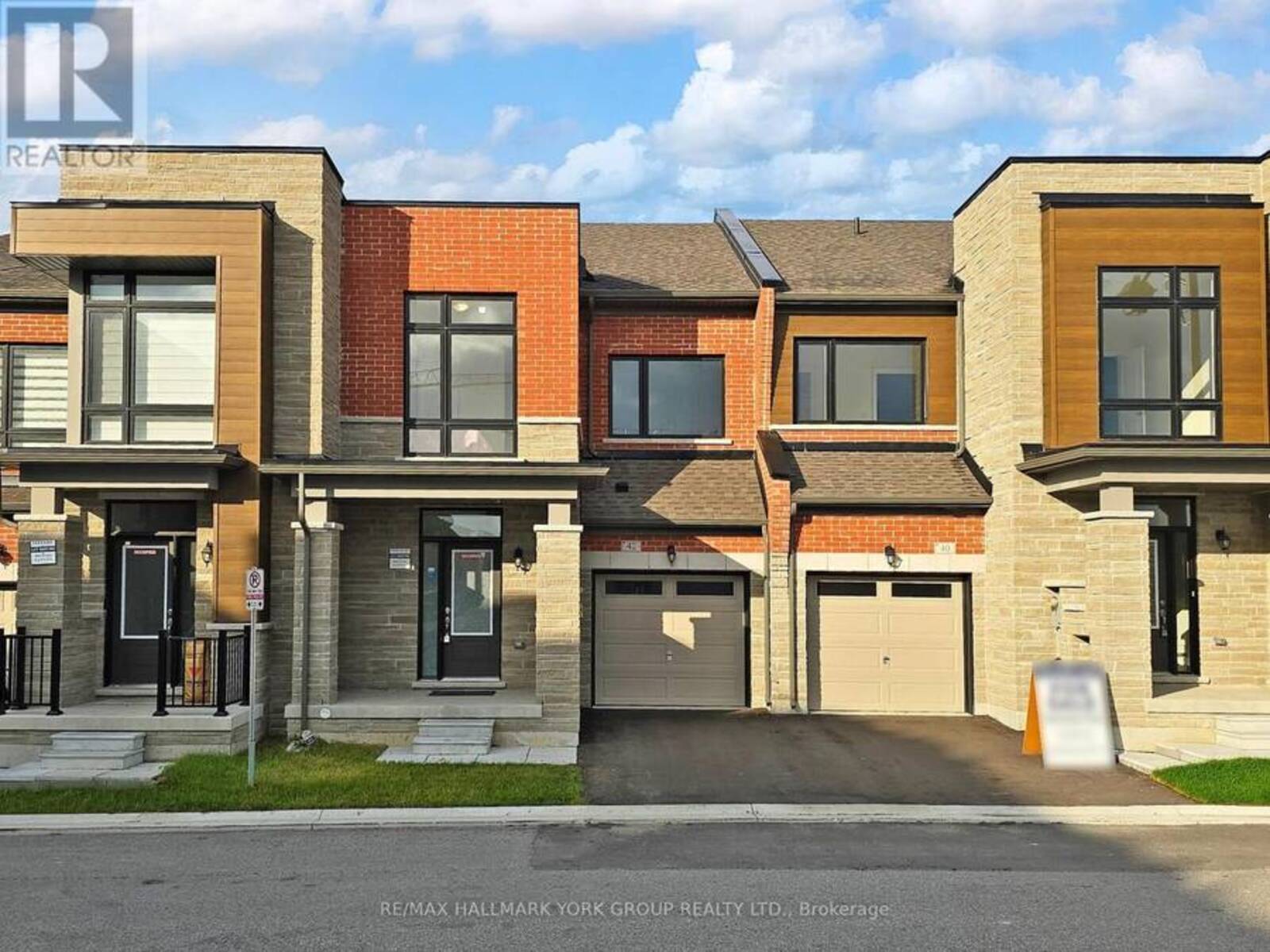 42 BLICK CRESCENT, Aurora, Ontario L4G 4A6