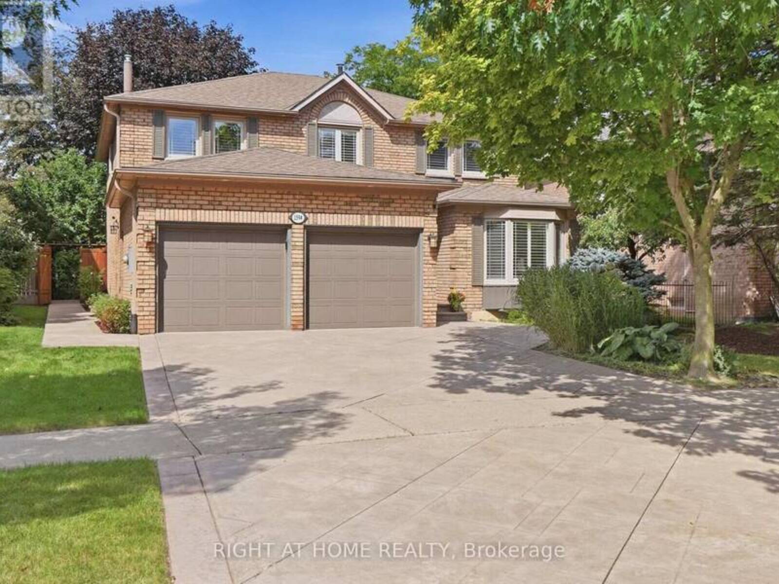 1594 HERITAGE WAY, Oakville, Ontario L6M 2Z5