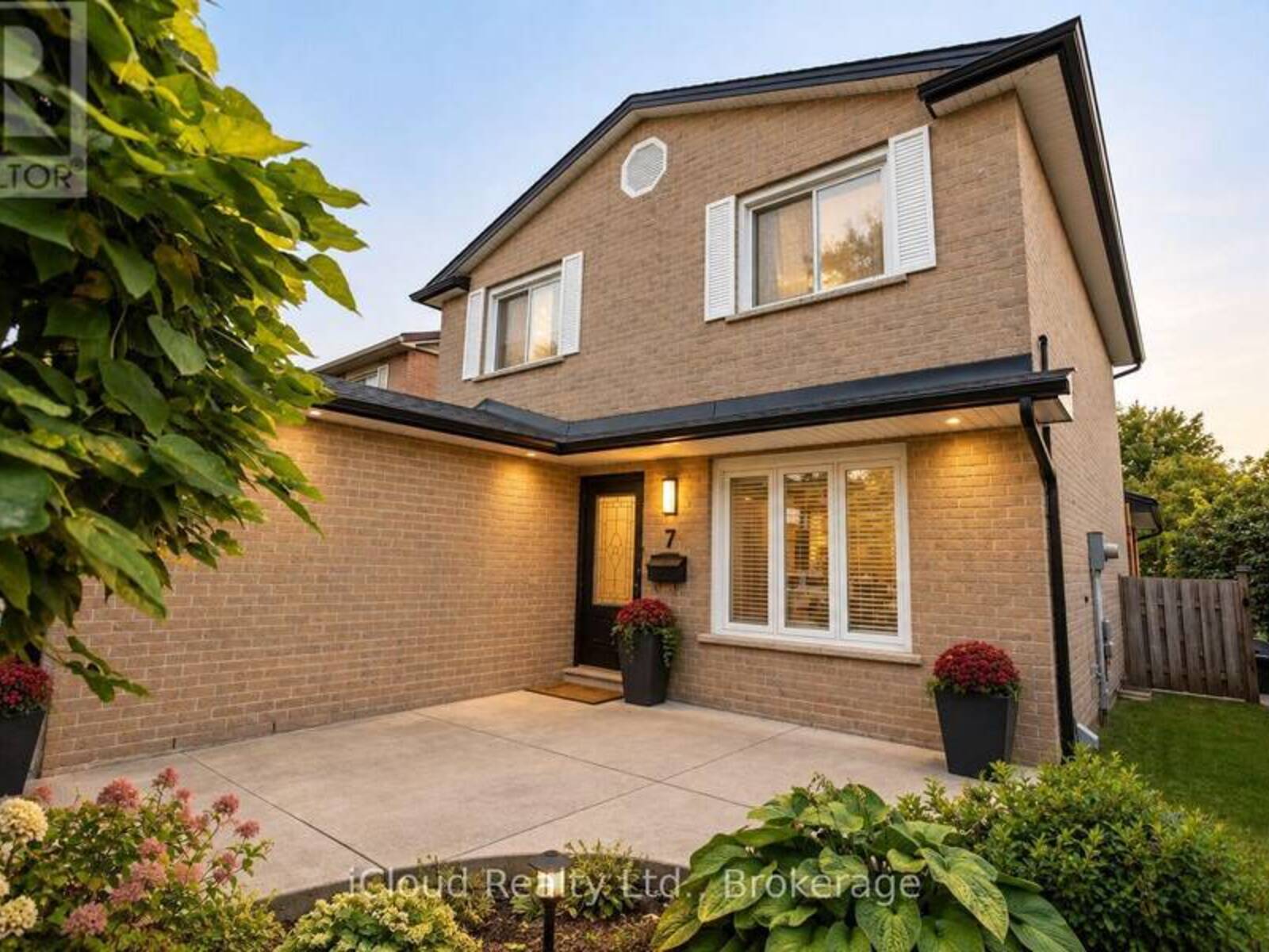 7 DRAKES DRIVE, Hamilton, Ontario L8E 4G4