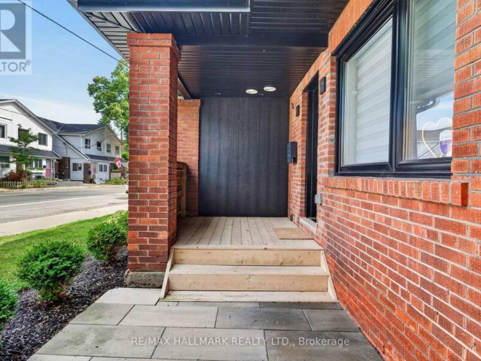 1709 DUNDAS STREET E, Toronto, Ontario M4L 1L7