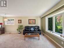 9 BIRCH COURT | Aurora Ontario | Slide Image Eight