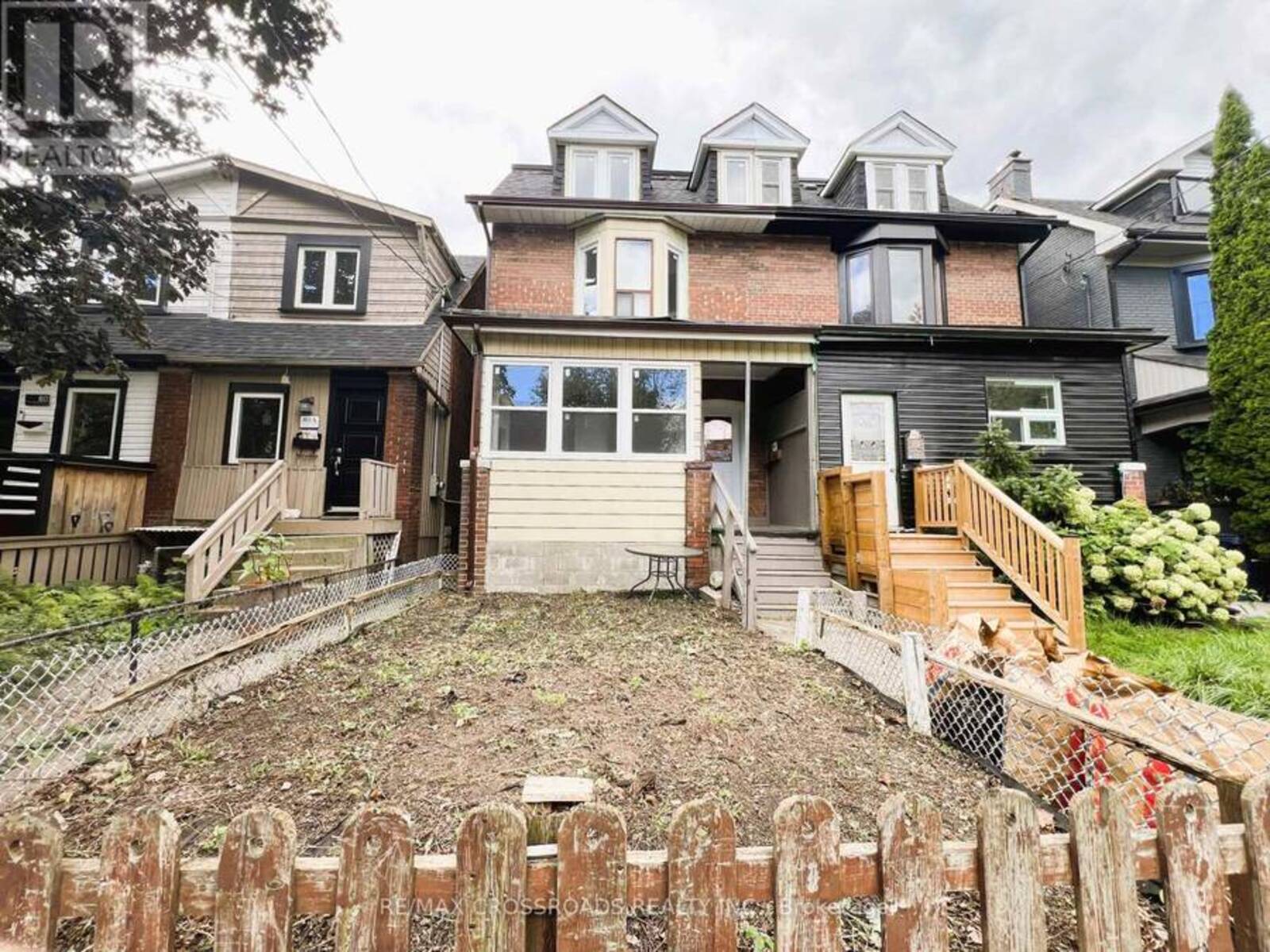 82 CURZON STREET, Toronto, Ontario M4M 3B4