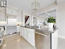 61 GRANGE DRIVE | Richmond Hill Ontario | Slide Image Sixteen