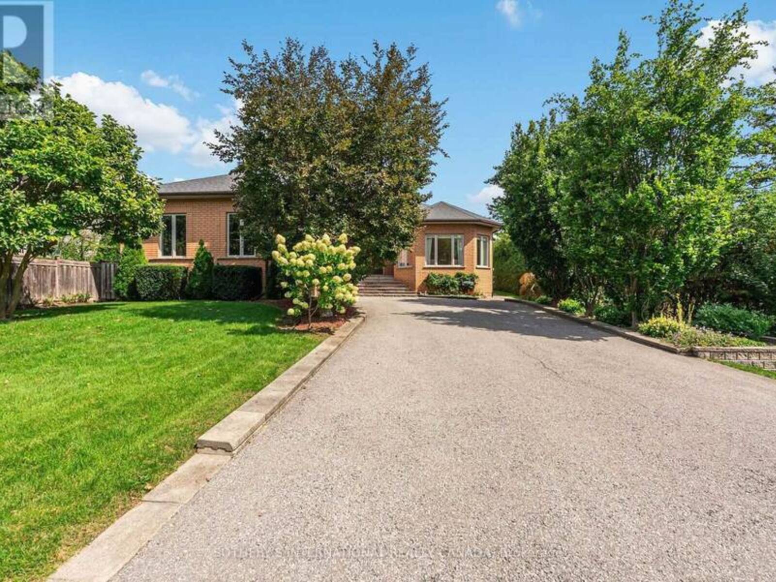 83 BURNDEAN COURT, Richmond Hill, Ontario L4C 9W5