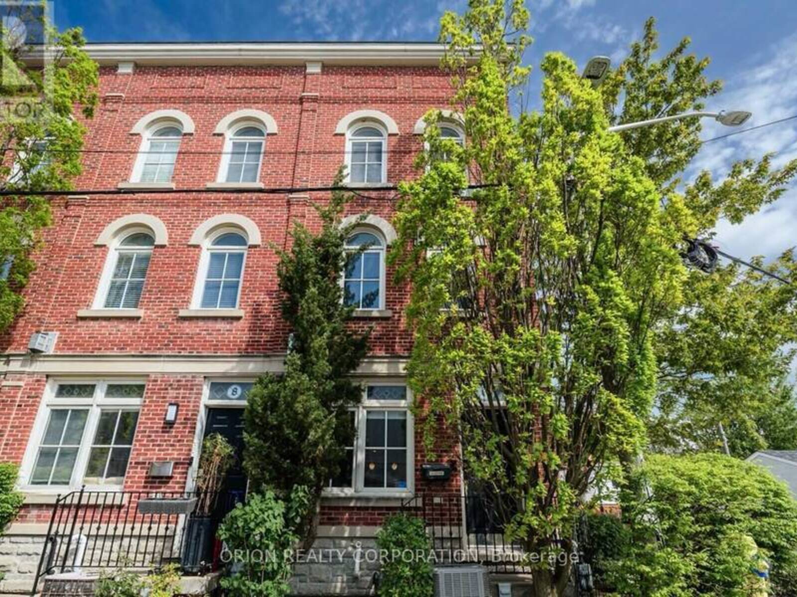 6 ST RAYMOND HEIGHTS, Toronto, Ontario M6G 4C2