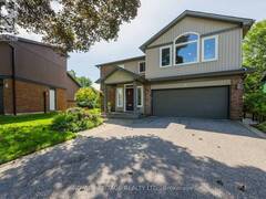 8 CHANTREY COURT Toronto Ontario, M1E 4V3