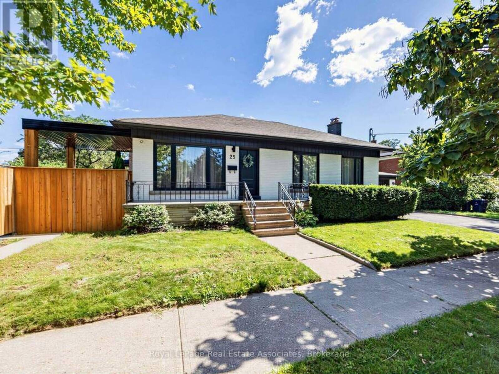 25 TREEVIEW DRIVE, Toronto, Ontario M8W 4B8