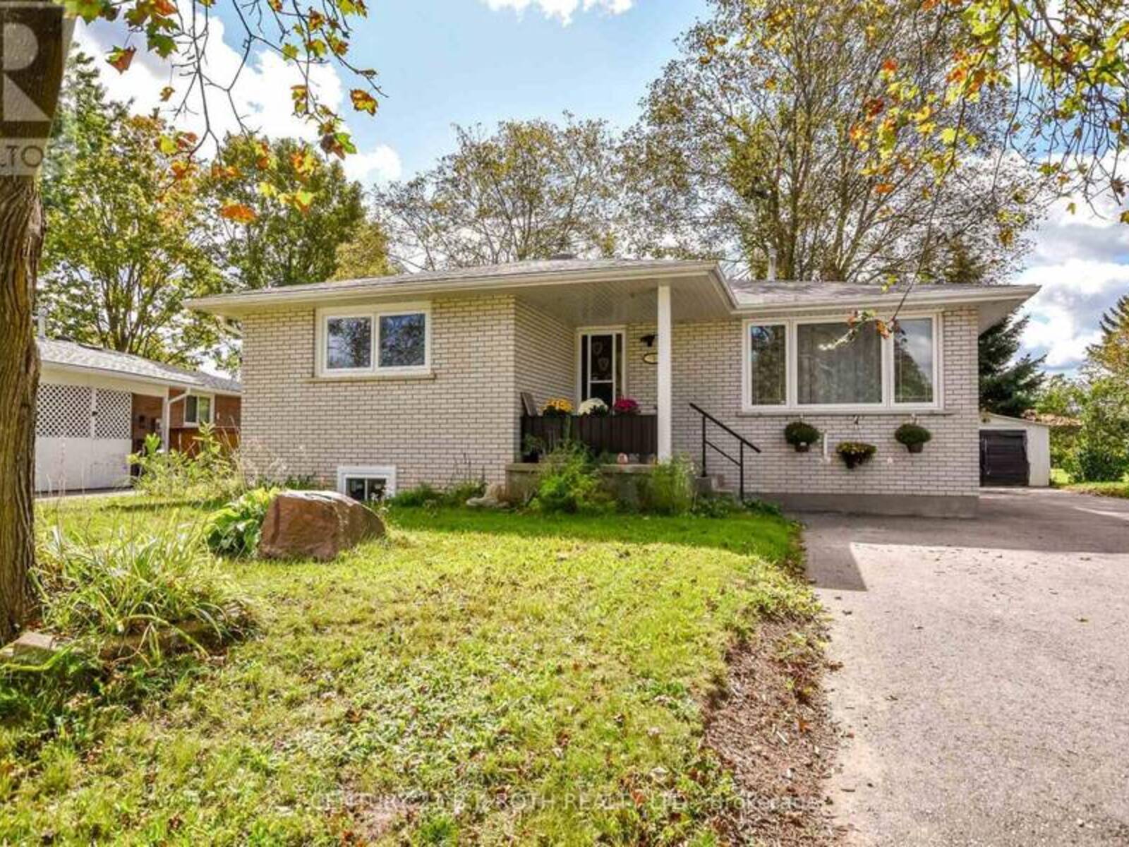 5 EAST GATE, Barrie, Ontario L4M 2V9