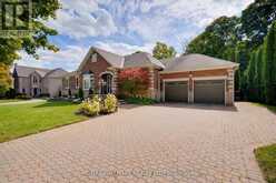 71 WILLOW FARM LANE | Aurora Ontario | Slide Image Two