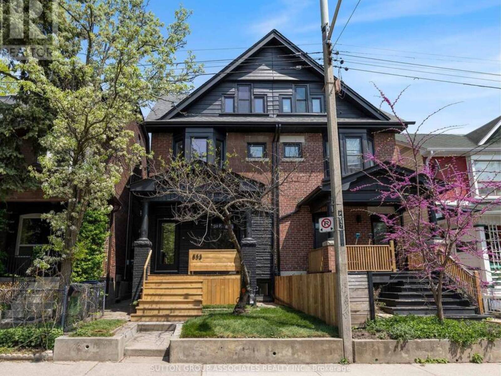 853 MANNING AVENUE, Toronto, Ontario M6G 2X1
