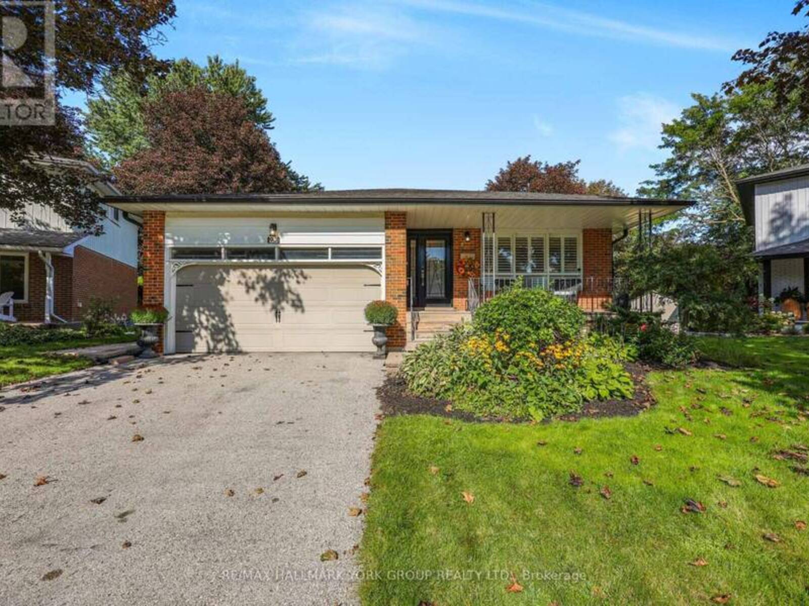 93 JULIA COURT, Newmarket, Ontario L3Y 4T7