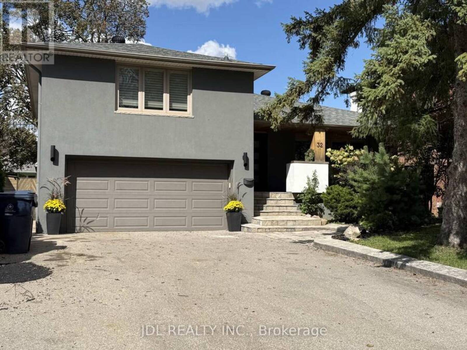 32 ASHMOUNT CRESCENT, Toronto, Ontario M9R 1C7