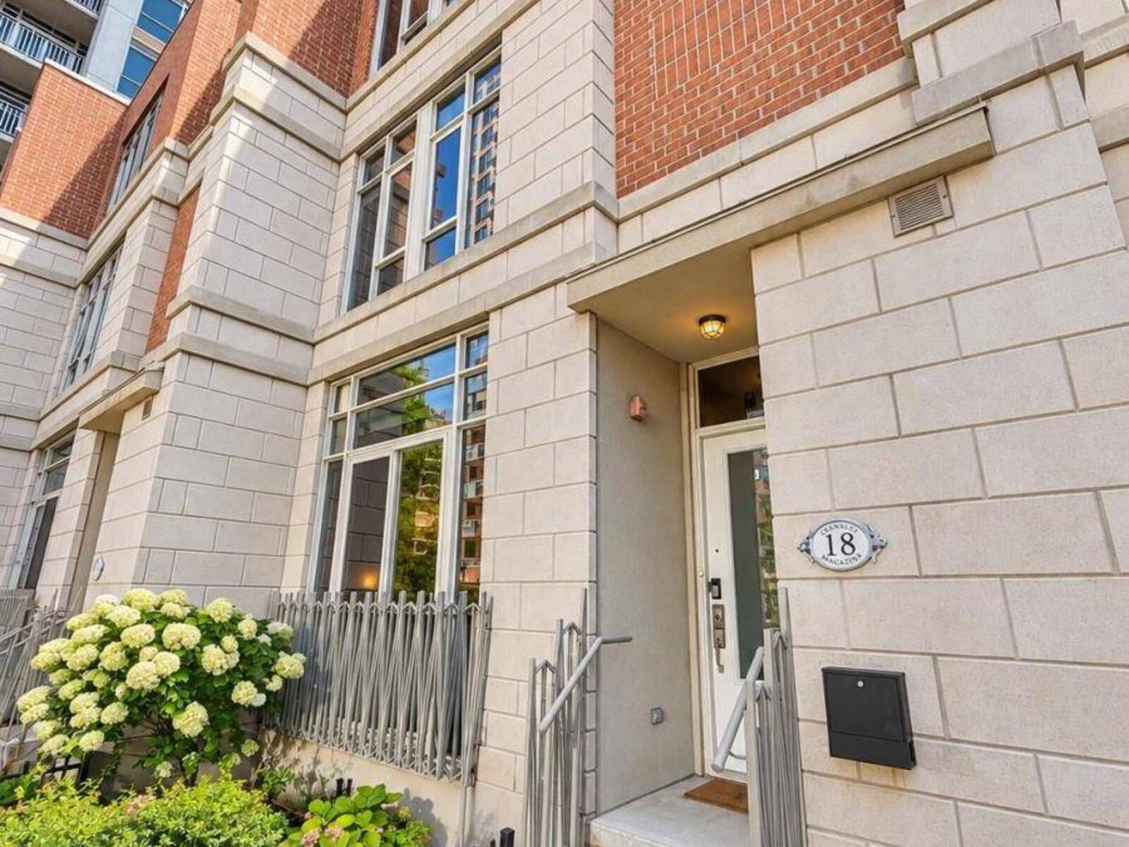 TH8 - 18 GRAND MAGAZINE STREET, Toronto, Ontario M5V 1B4