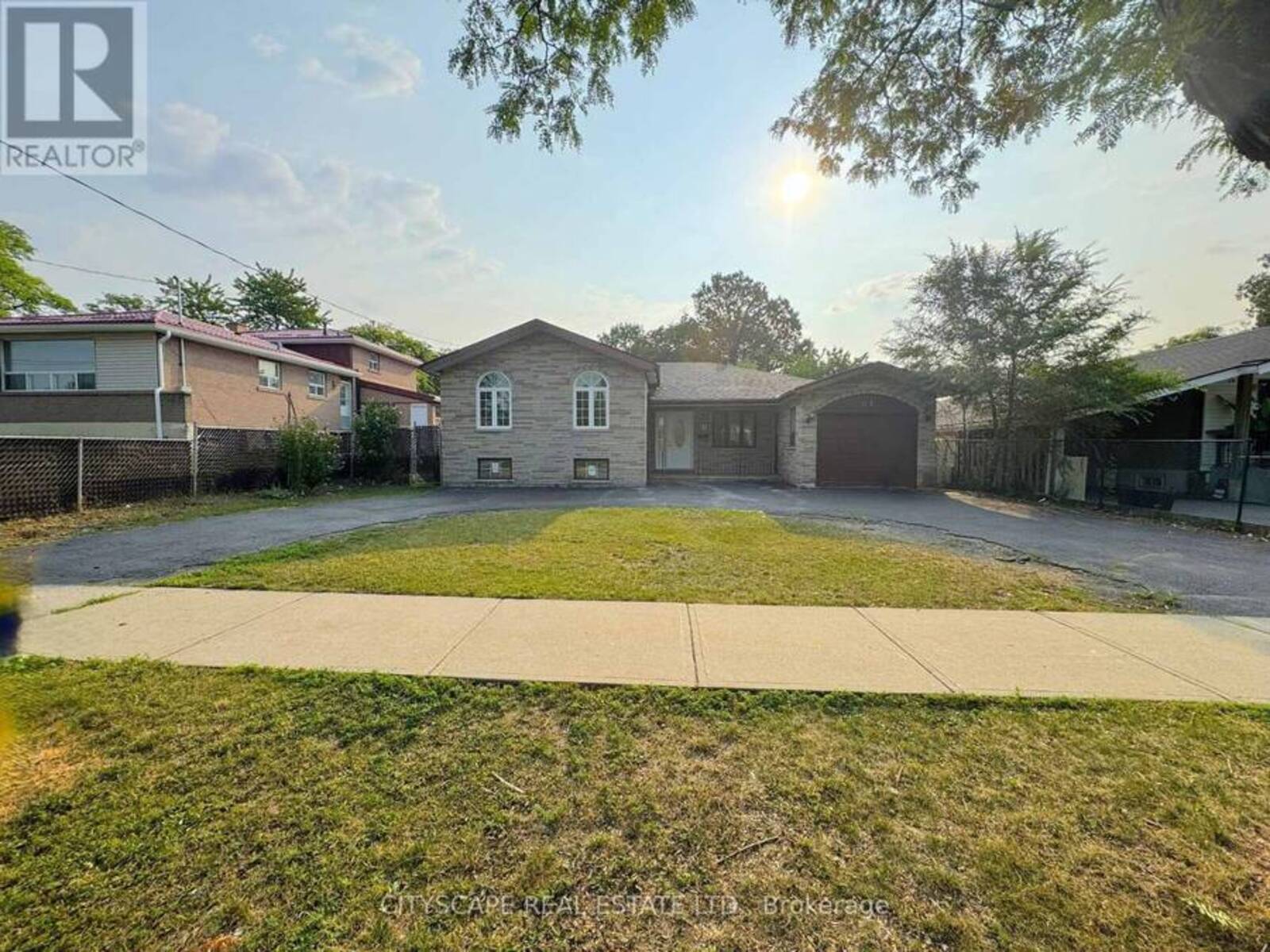 61 BLOOMINGTON CRESCENT, Toronto, Ontario M3N 1R2