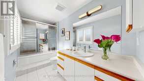 16 MEYER CIRCLE | Markham Ontario | Slide Image Thirteen