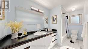 16 MEYER CIRCLE | Markham Ontario | Slide Image Seventeen