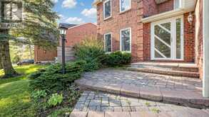16 MEYER CIRCLE | Markham Ontario | Slide Image Three