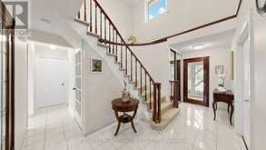 16 MEYER CIRCLE | Markham Ontario | Slide Image Six