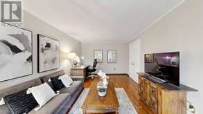 16 MEYER CIRCLE | Markham Ontario | Slide Image Seven