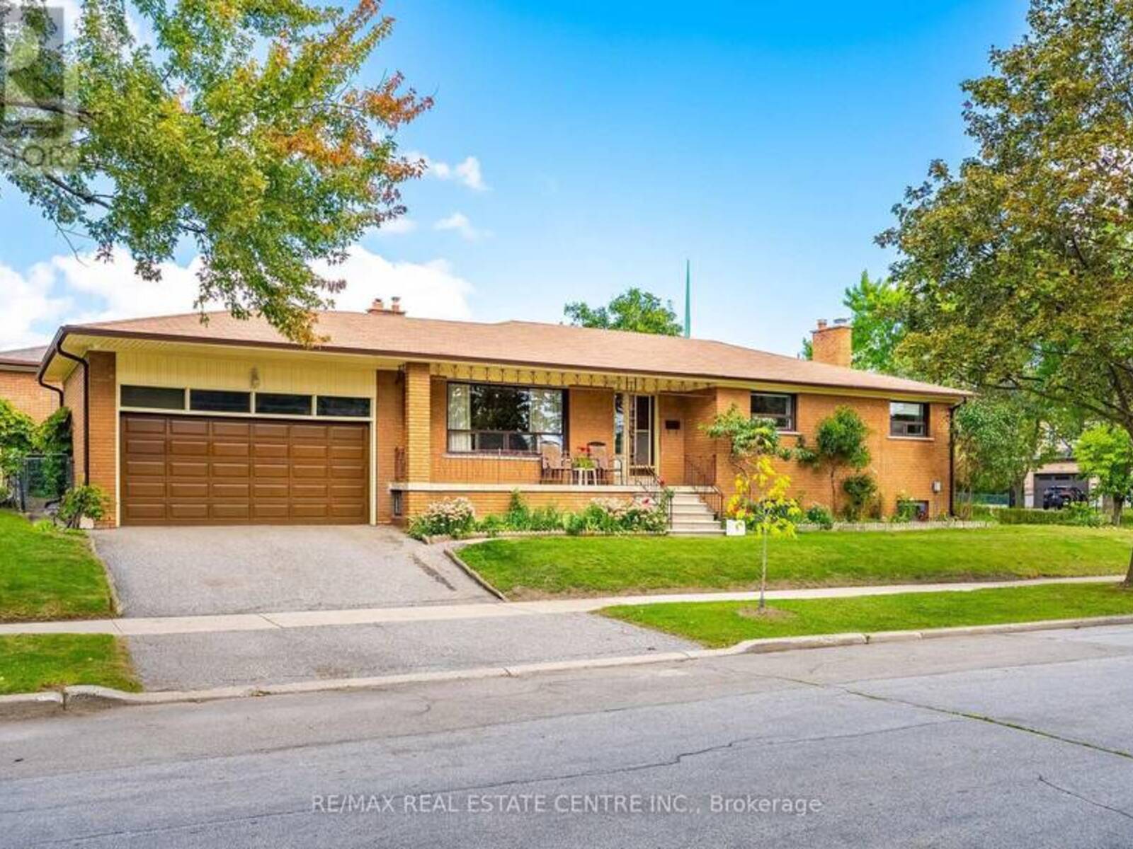 4 DUNREO DRIVE, Toronto, Ontario M3L 2E9