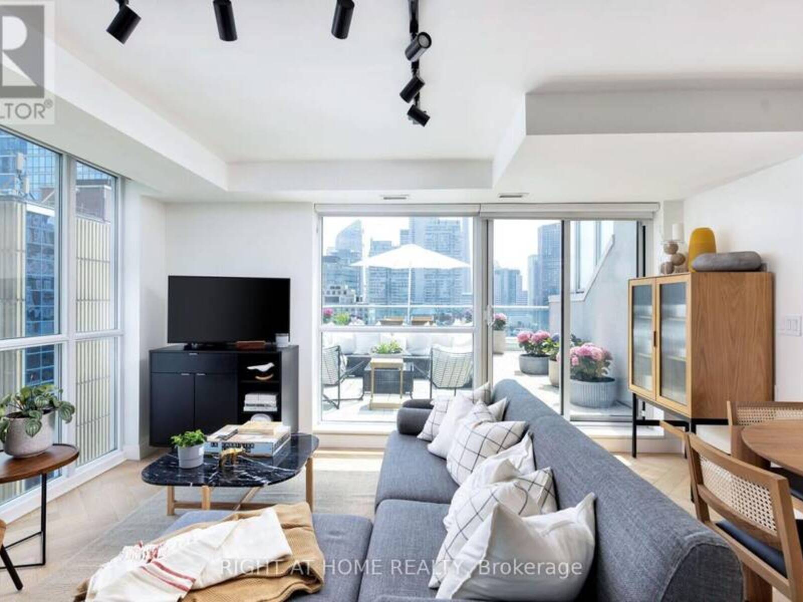 PH8 - 96 ST PATRICK STREET, Toronto, Ontario M5T 1V2