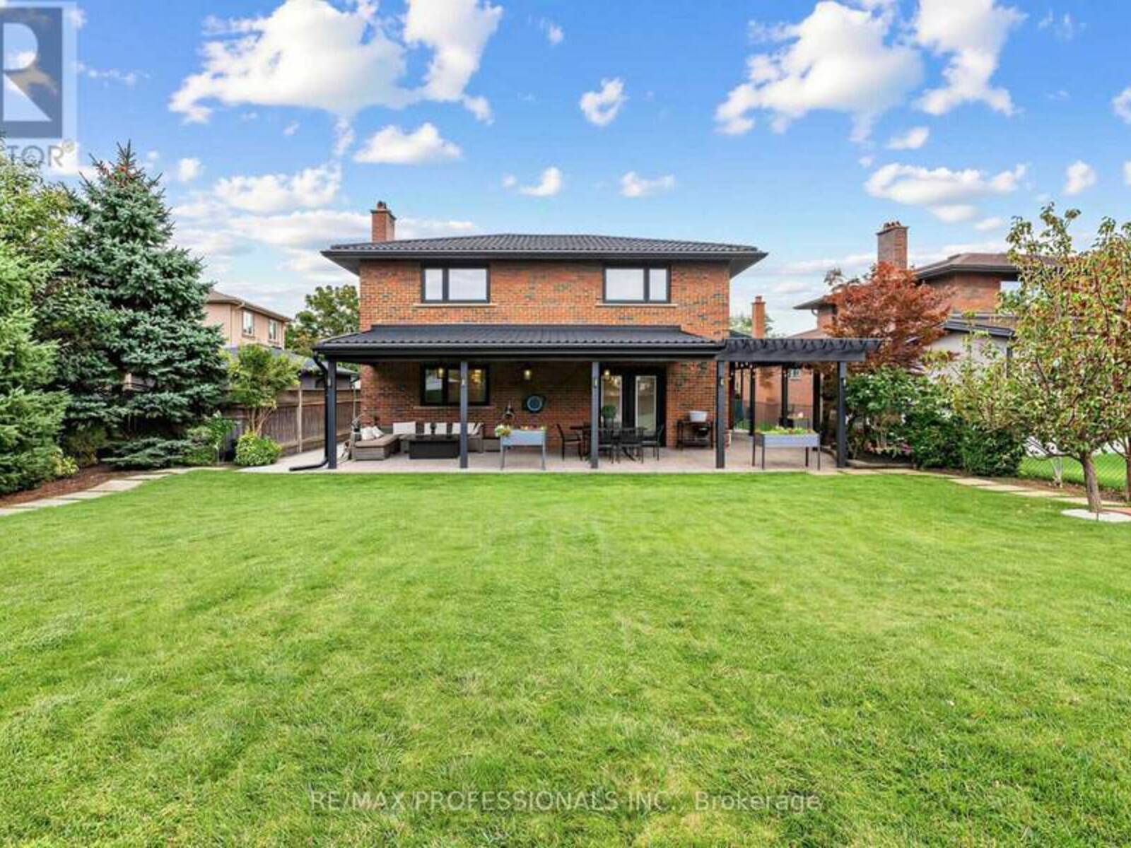 182 GRACEFIELD AVENUE, Toronto, Ontario M6L 1L8