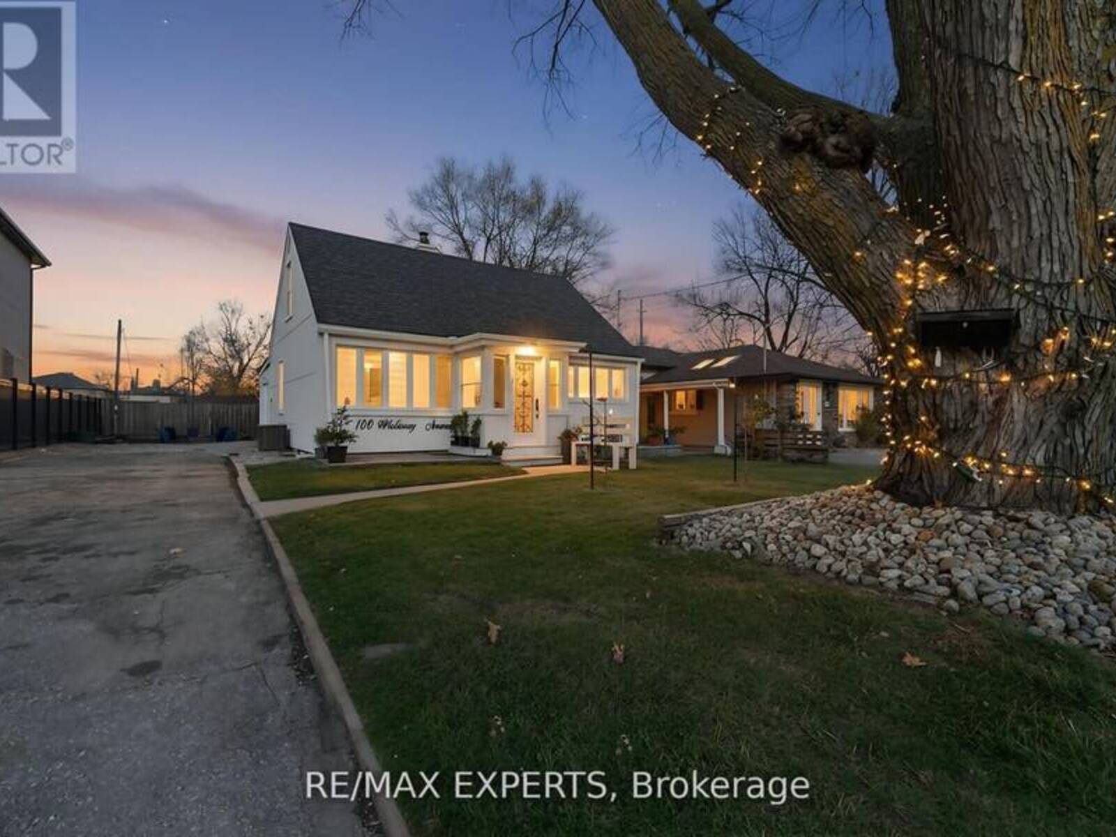 100 WALLASEY AVENUE, Toronto, Ontario M9M 1E4