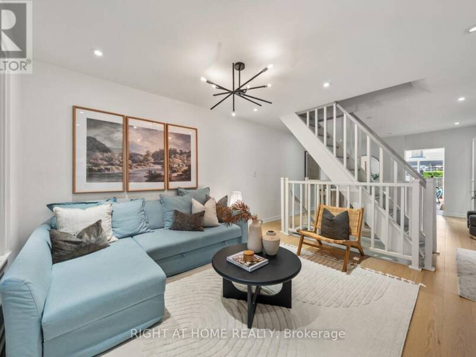 5 1/2 LUTTRELL AVENUE, Toronto, Ontario M4C 5E2