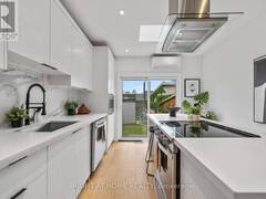 5 1/2 LUTTRELL AVENUE Toronto Ontario, M4C 5E2