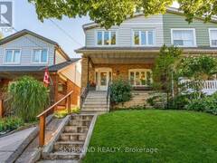 30 WOODMOUNT AVENUE Toronto Ontario, M4C 3X7