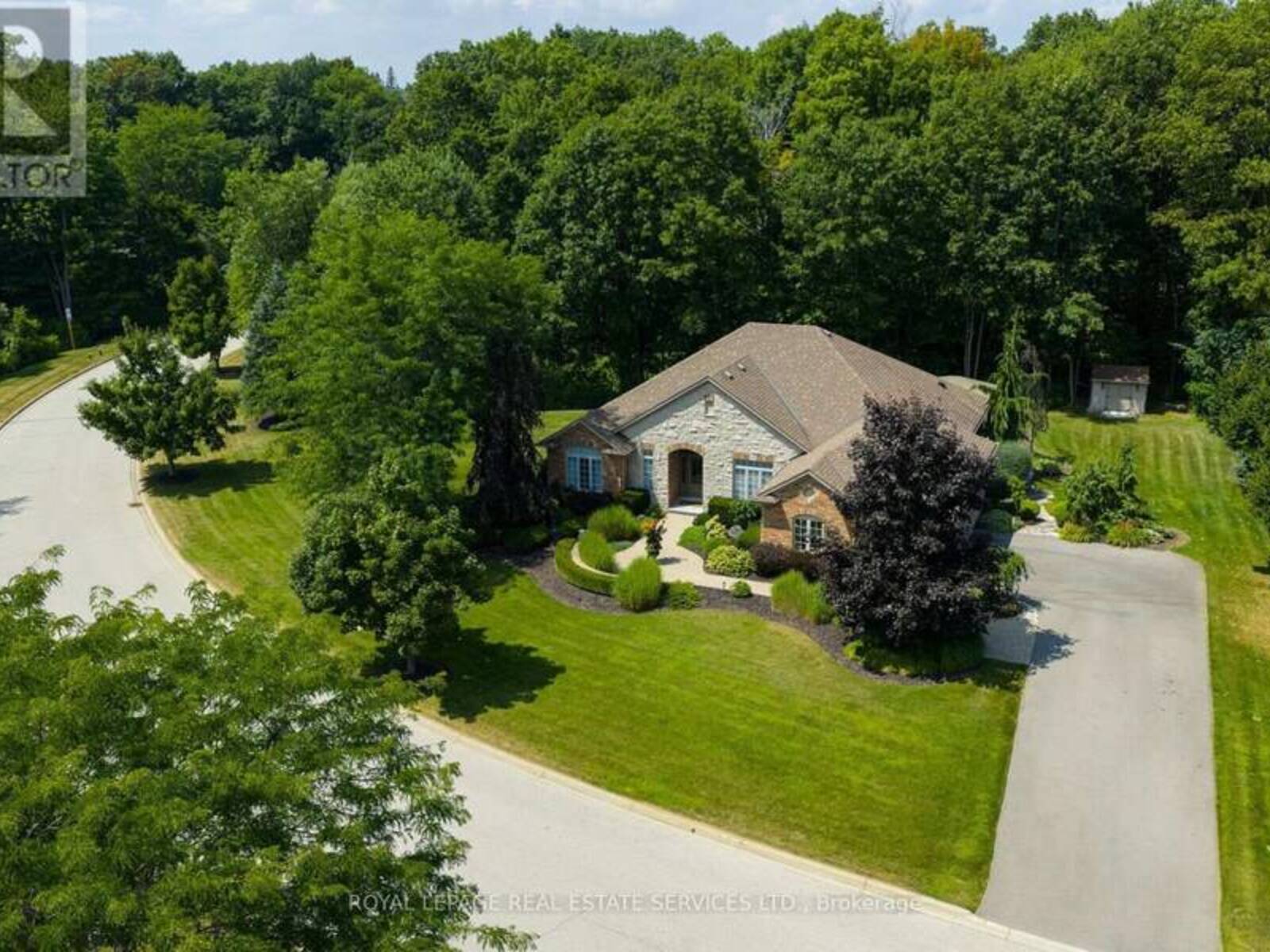 32 PARKSHORE PLACE, Hamilton, Ontario L0R 1H1