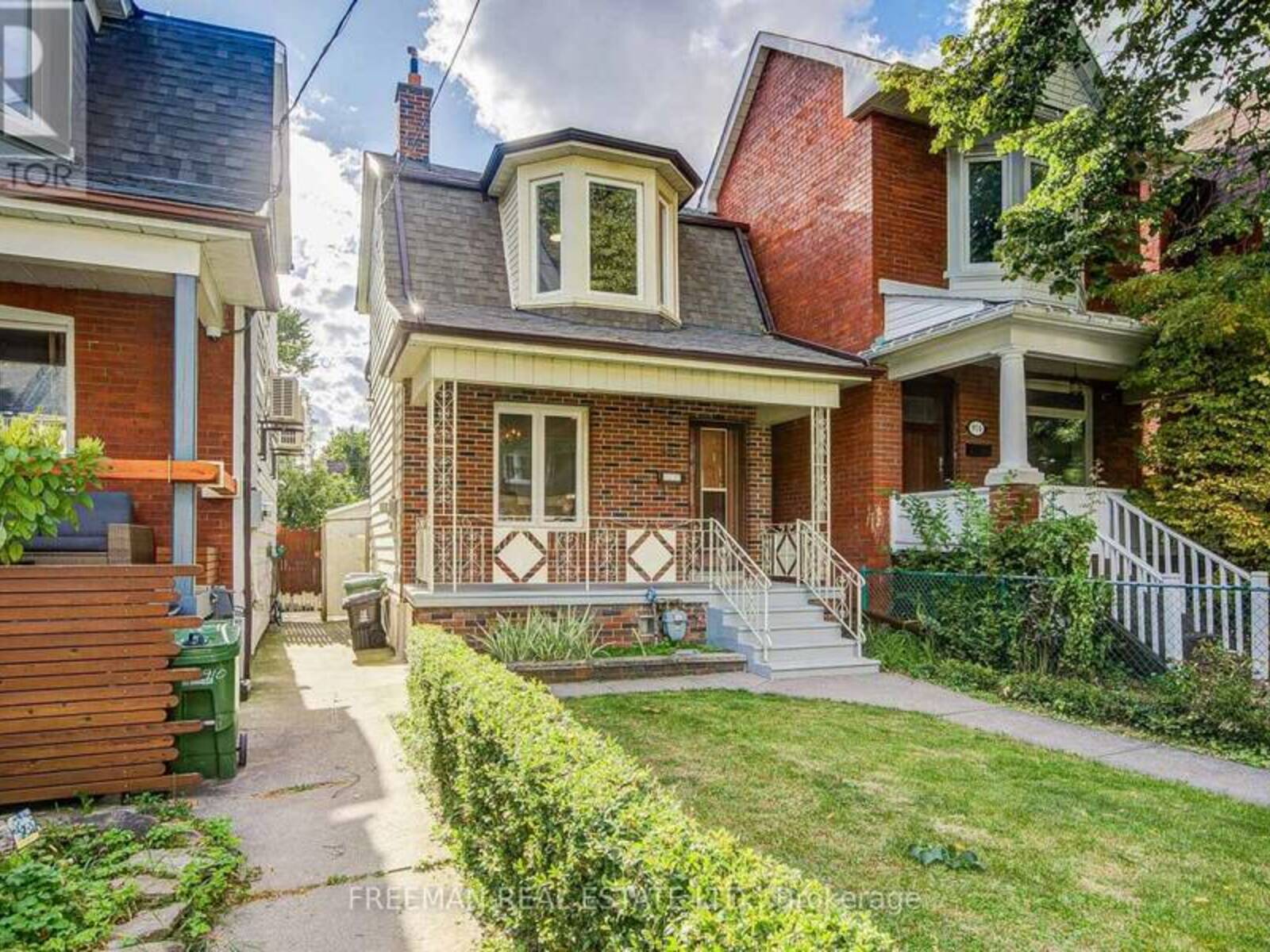 912 MANNING AVENUE, Toronto, Ontario M6G 2X4