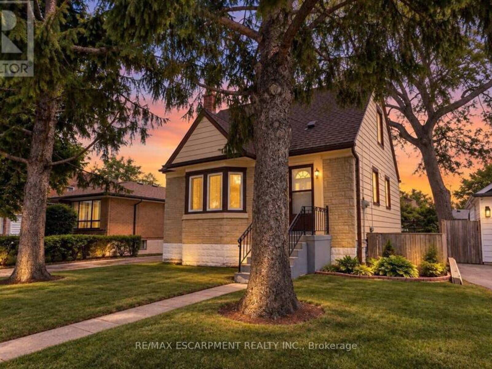 269 QUEENSDALE AVENUE E, Hamilton, Ontario L9A 1L3